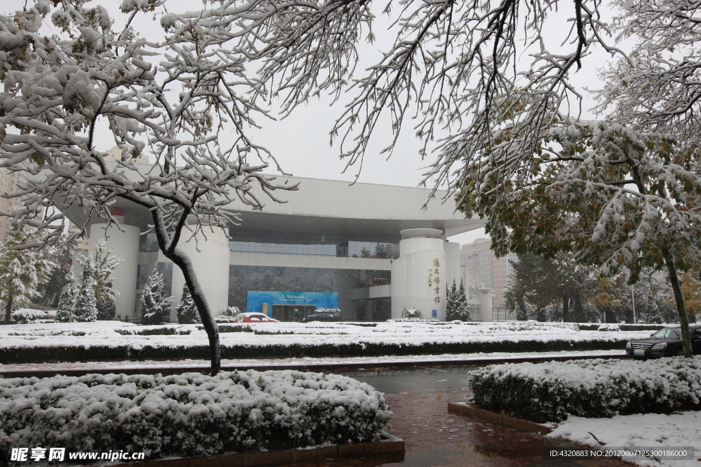 北京语言大学雪景体育馆