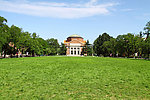 大学校园 高校 草地