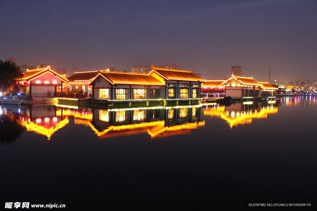 湖中建筑夜景