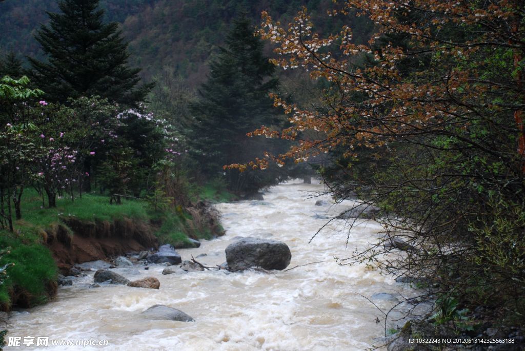 雨后山泉