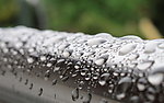 围栏上的雨水