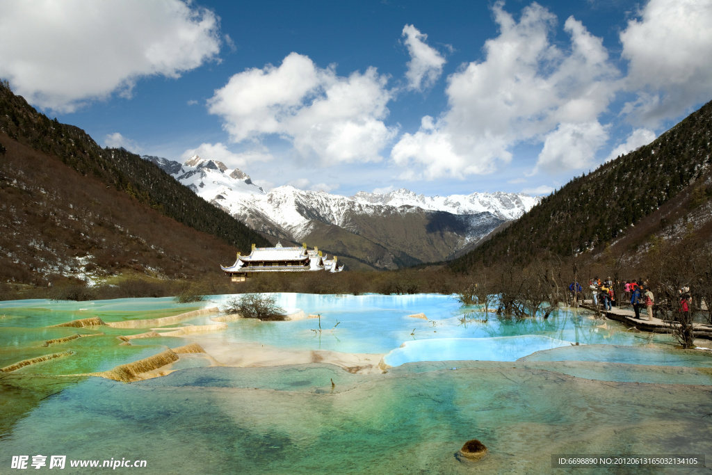 黄龙的绿水与雪山