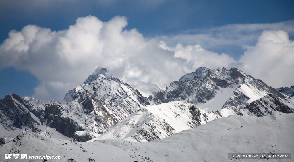 四姑娘山的雪景与云海