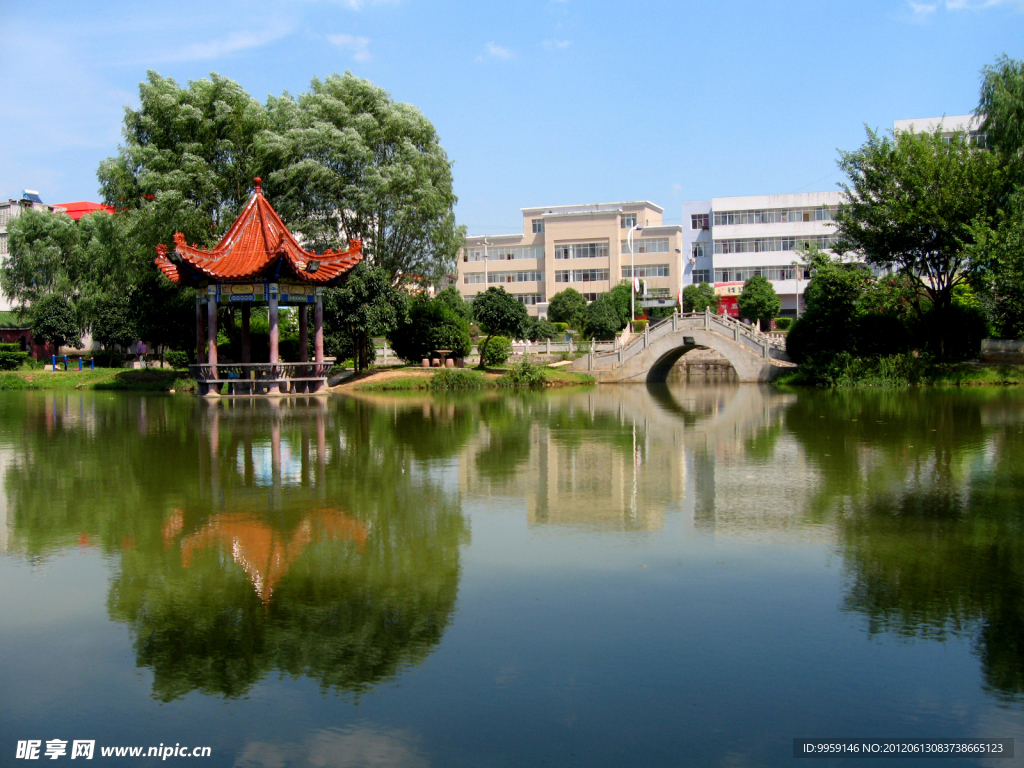 水岸拱桥亭子