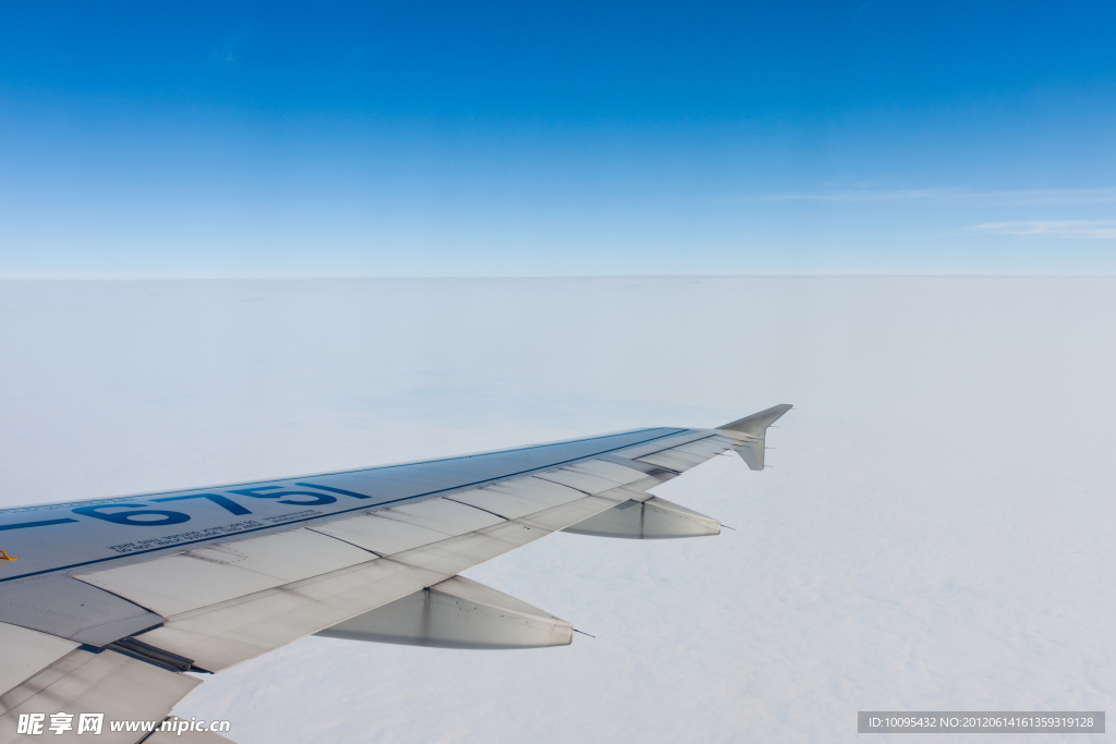 飞机翱翔在万米高空