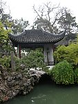 亭子和水