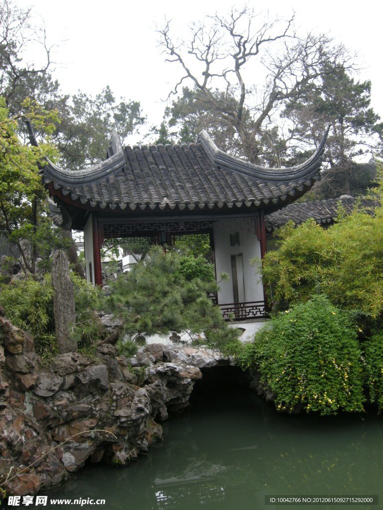 亭子和水