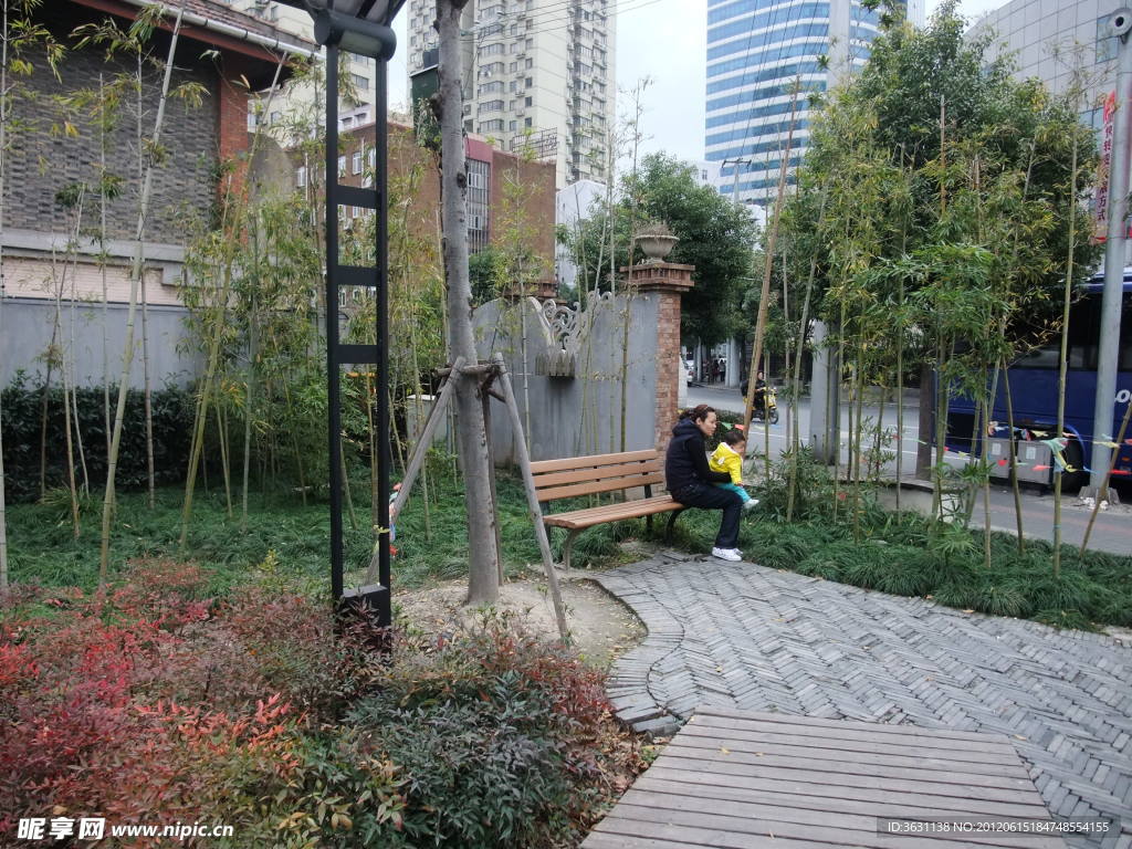 上海街头游园绿地照片