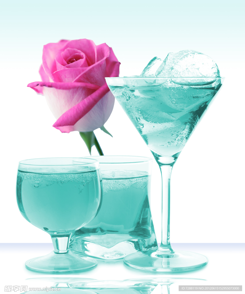 玫瑰与酒杯