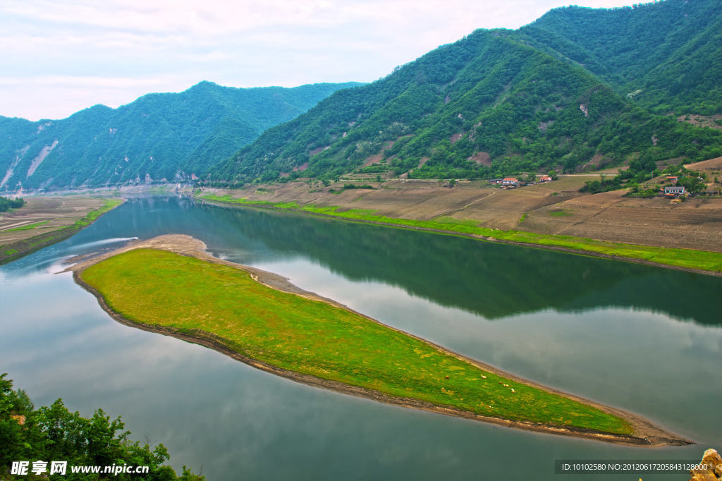 绿江碧水青山