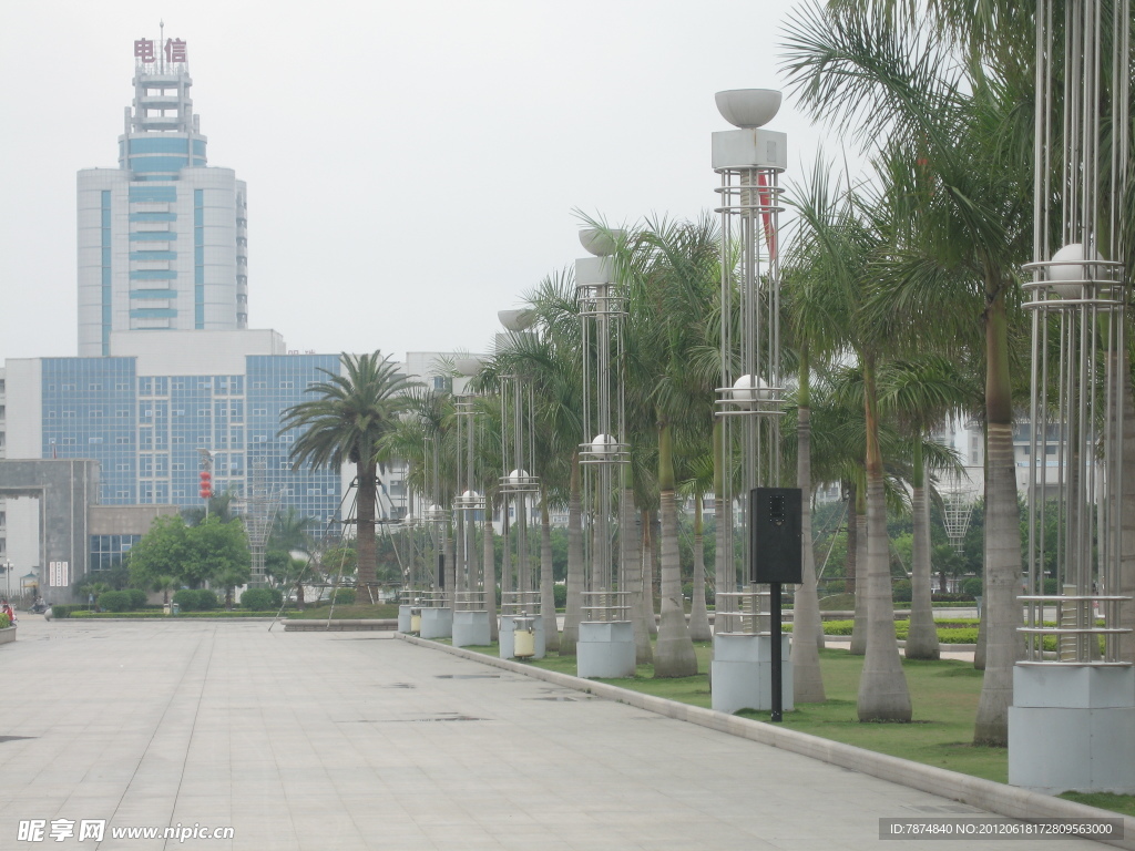 电信大厦门口的路灯