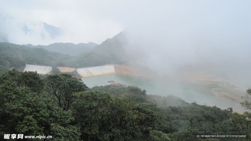 山顶的水库