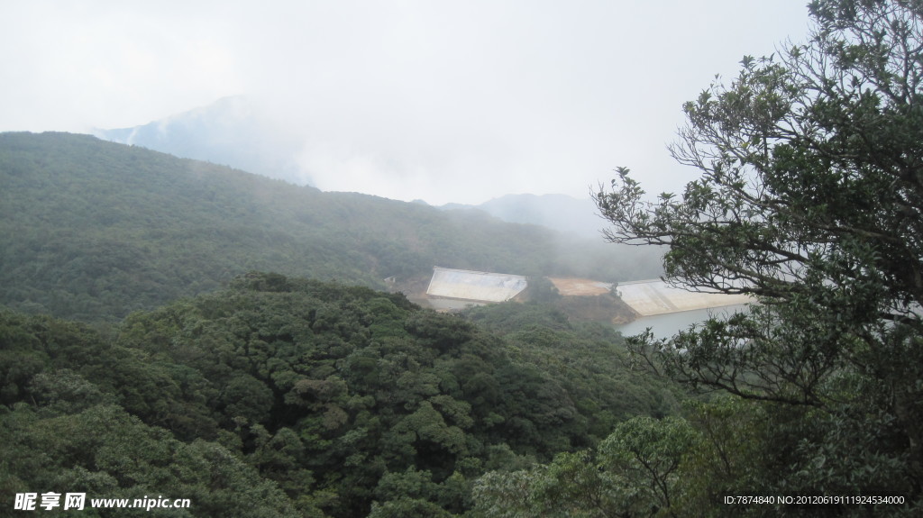 山顶的水库