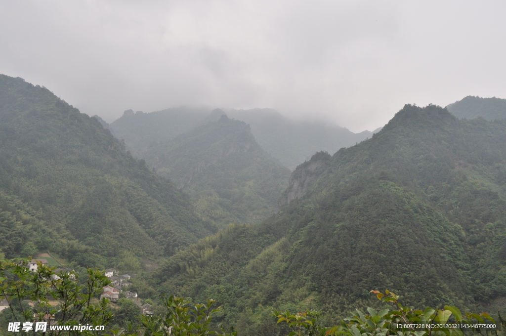 云雾绕山