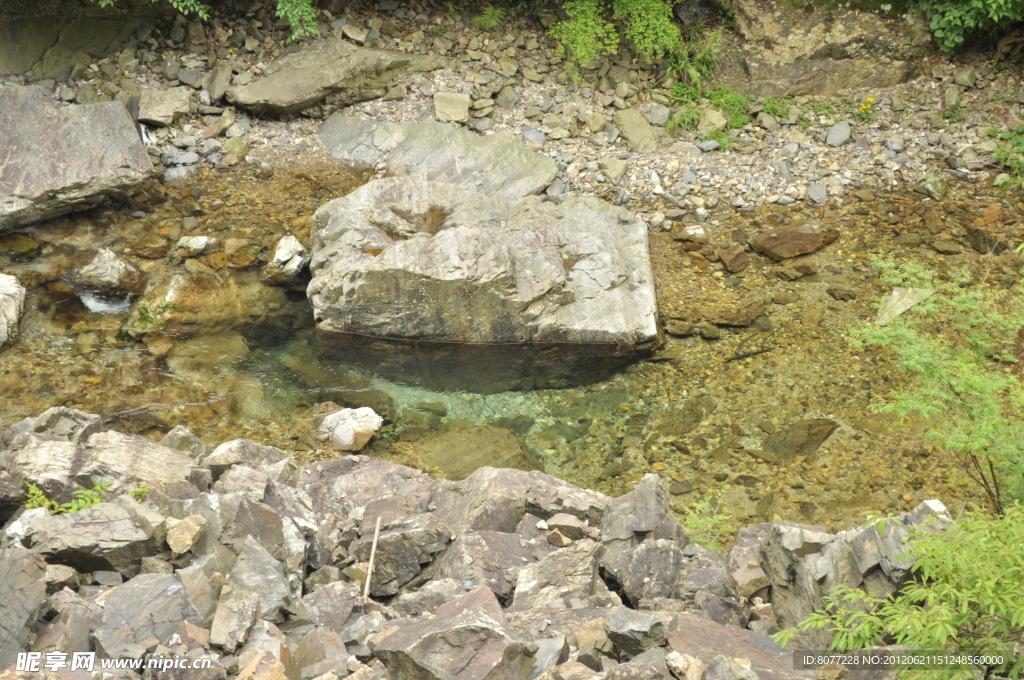 山间小溪水