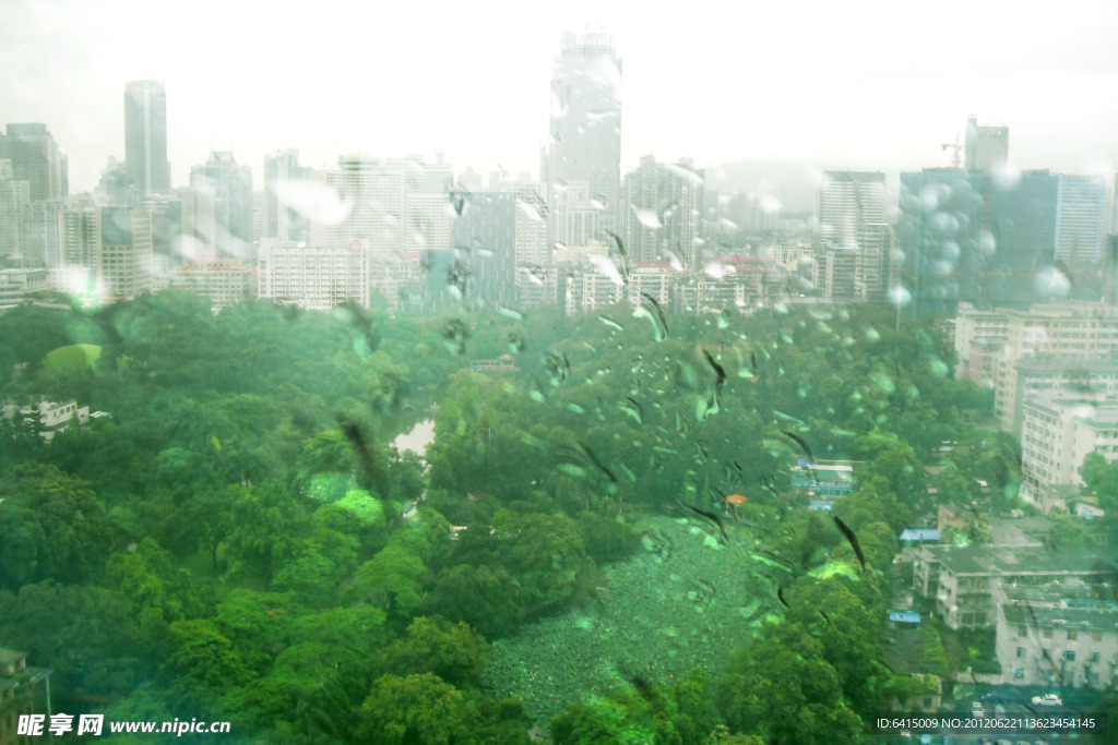 广州雨季雨天窗外