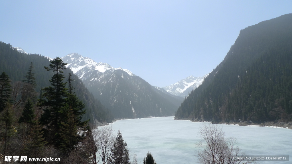 九寨沟雪山冰水风景图