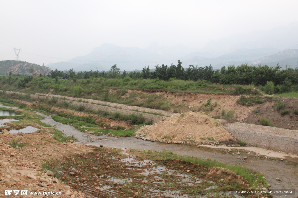 小河流水