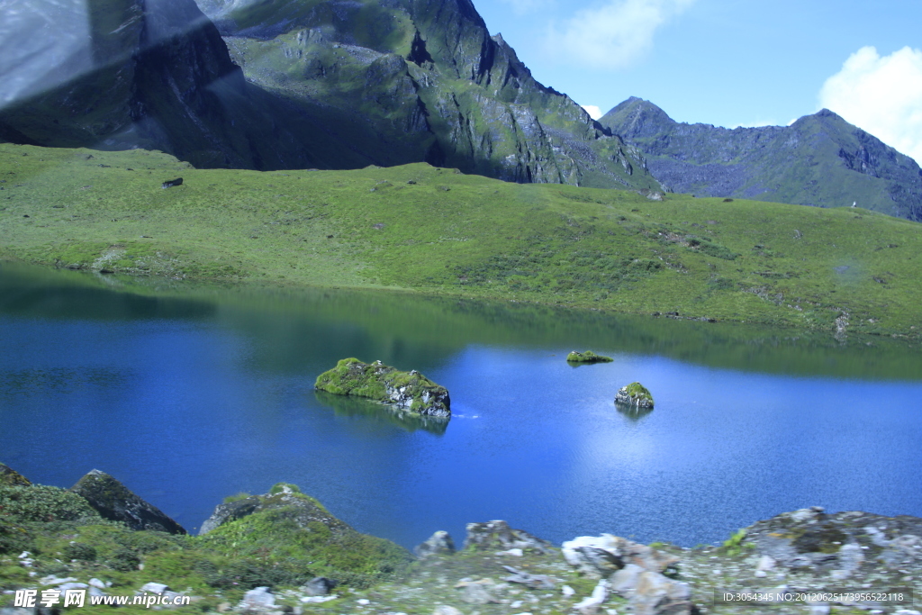 山水绿草地