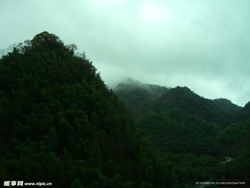 云雾缭绕 大山