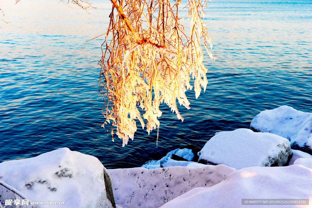 湖边雪景