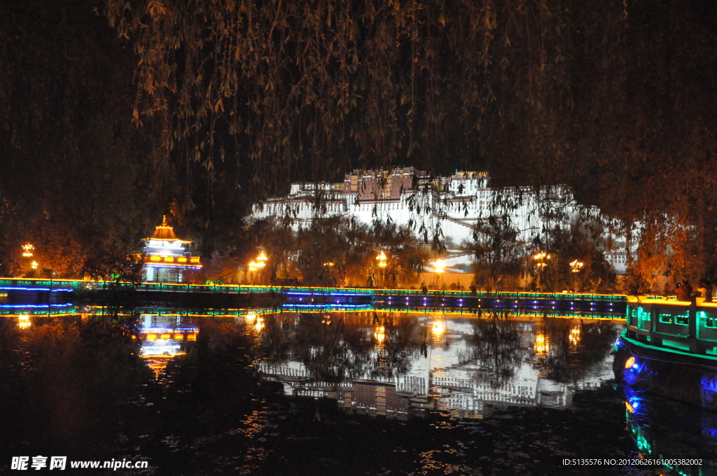 布宫夜景