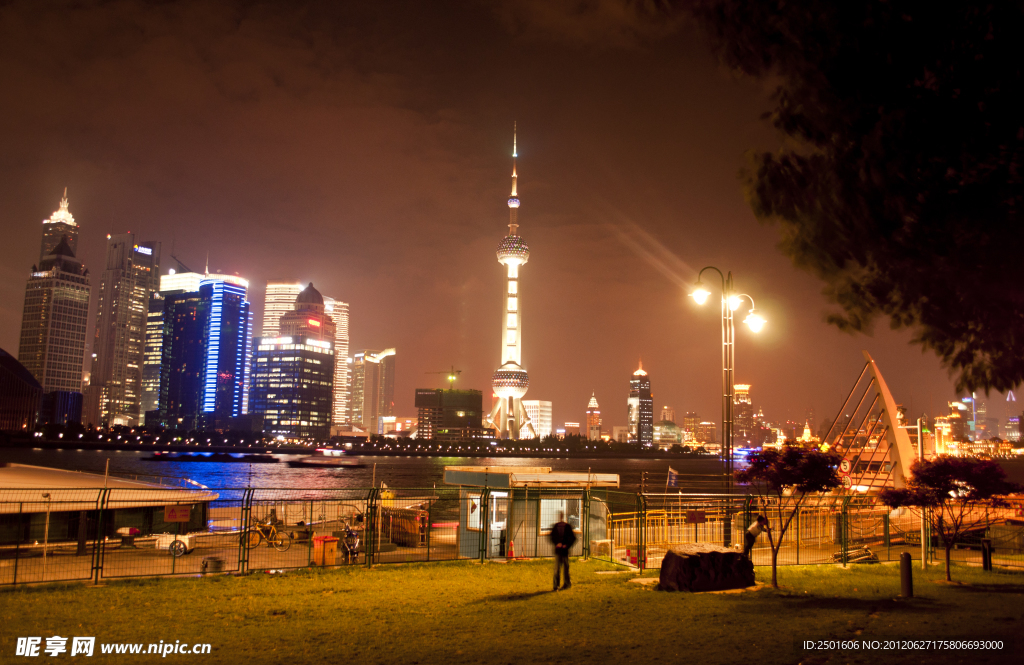 上海国际港口中心夜景