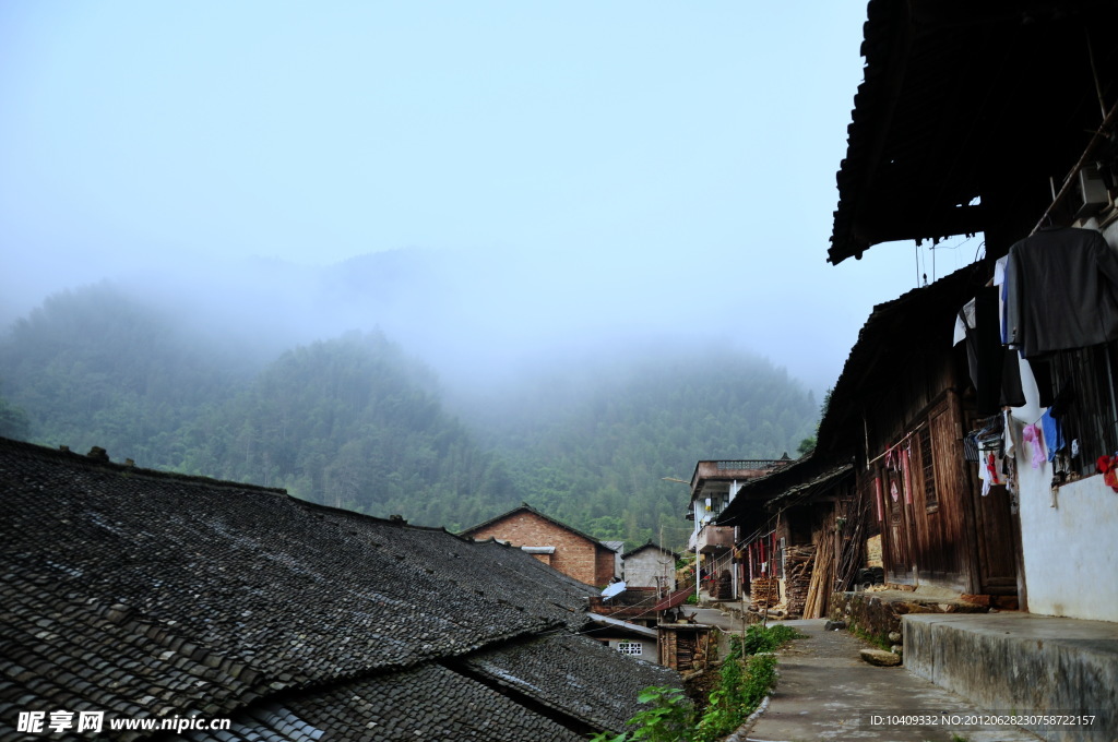 山村清晨