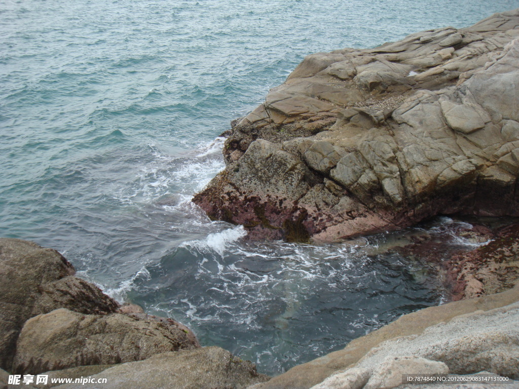 海边的大岩石