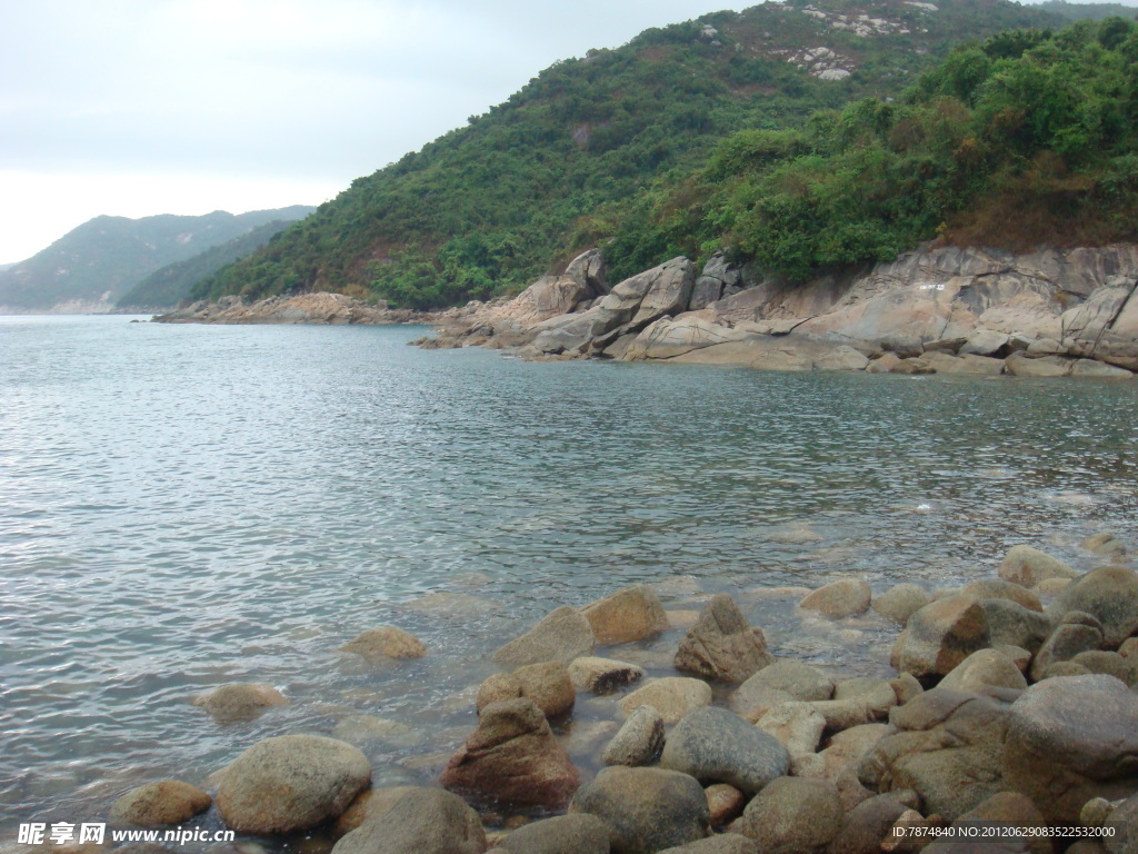 海边的大岩石