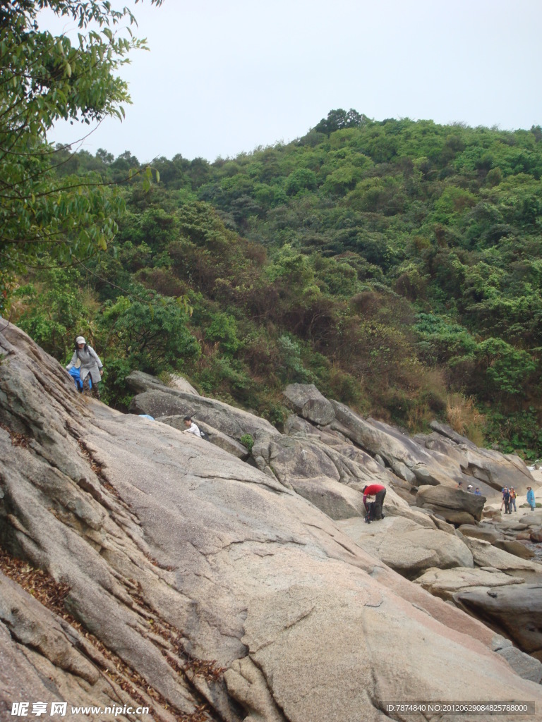 海边的大岩石