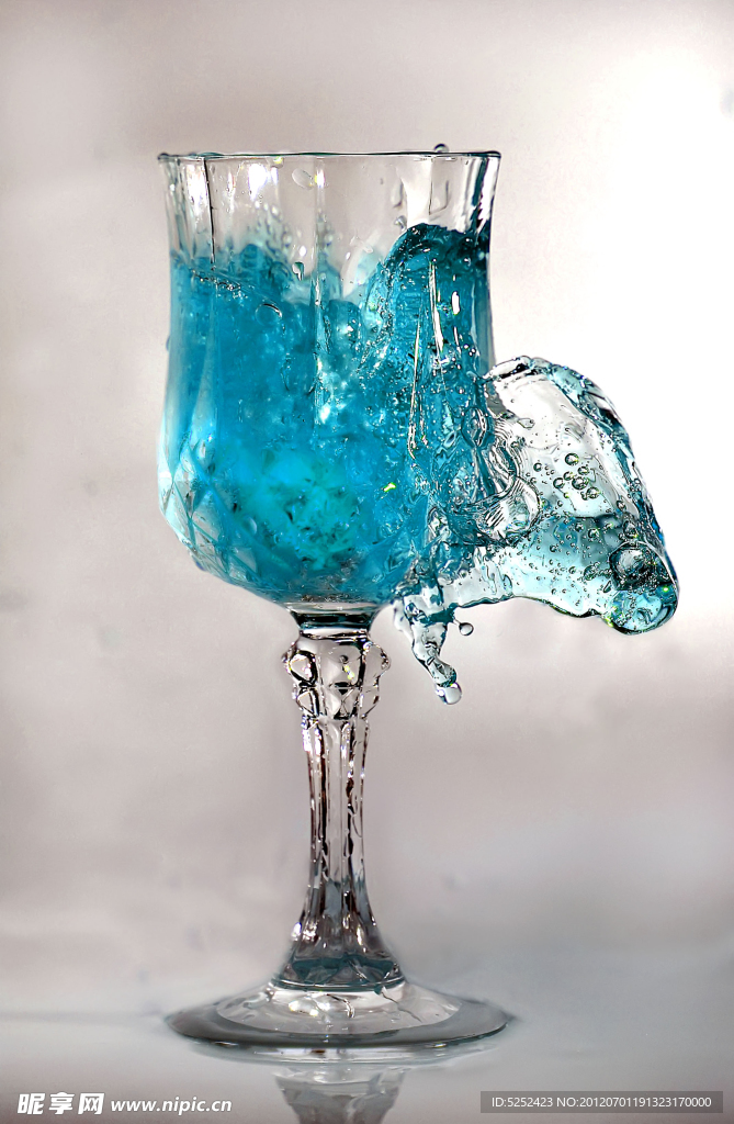 酒杯 水花