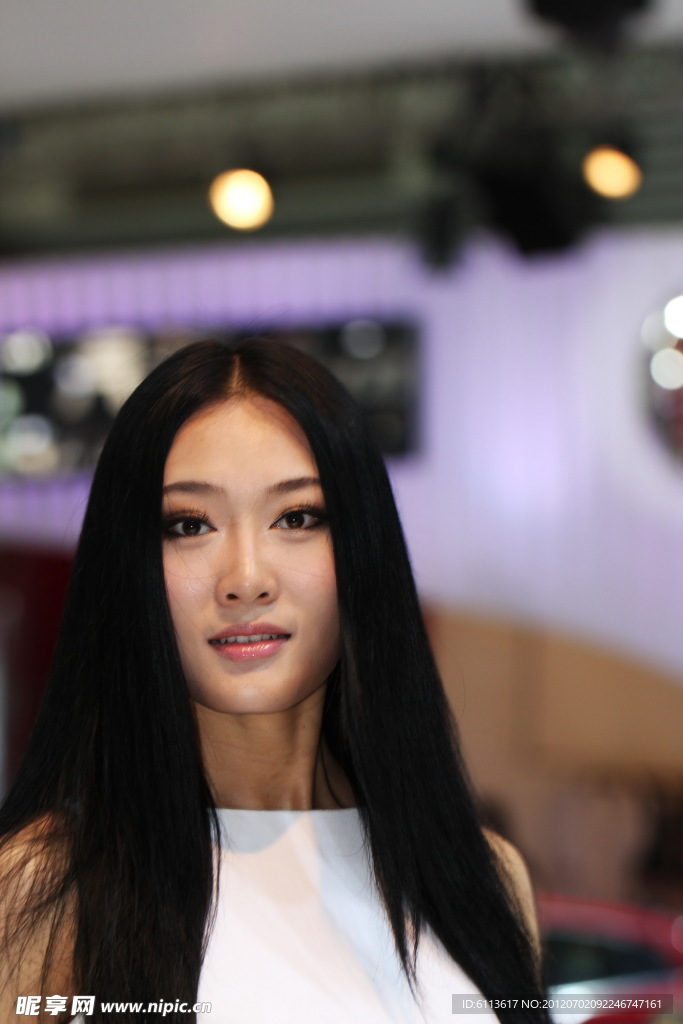美女车模