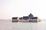 奇特的水中央建筑