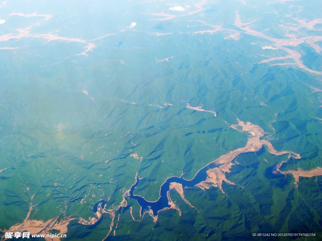 航拍的山川河流