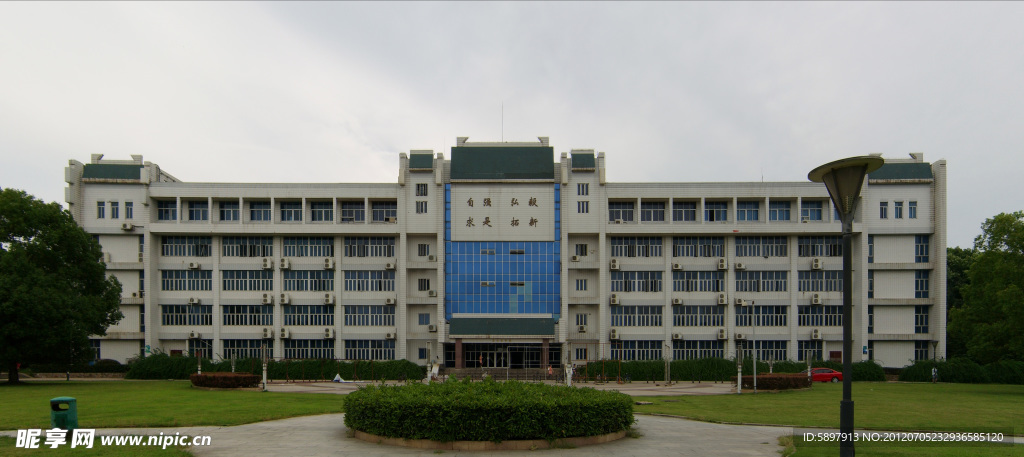 武汉大学珞珈校区第五教学楼正景