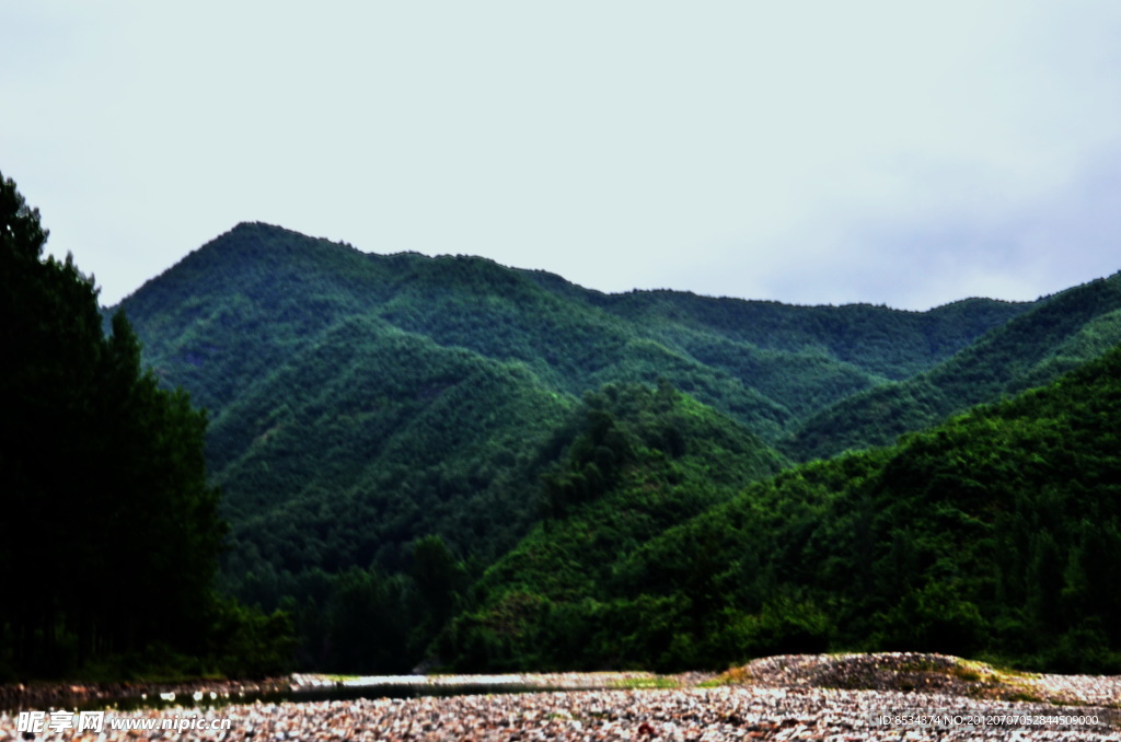 山下的河滩