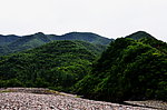 山下的河滩