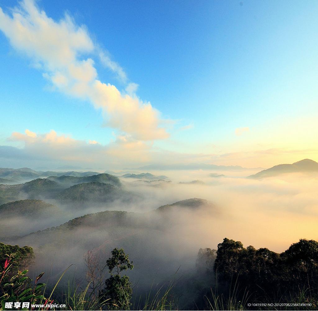 白日青天雾峰图
