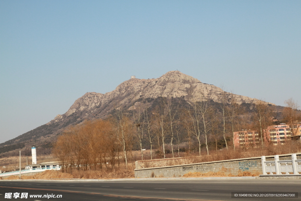 辽宁兴城首山带路的大全景