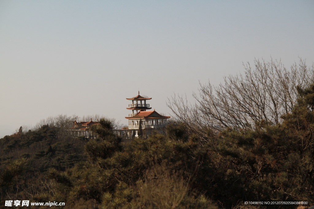 辽宁兴城首山景区内景 远瞰亭子