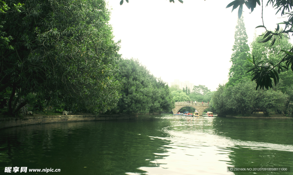 鲁迅公园湖景