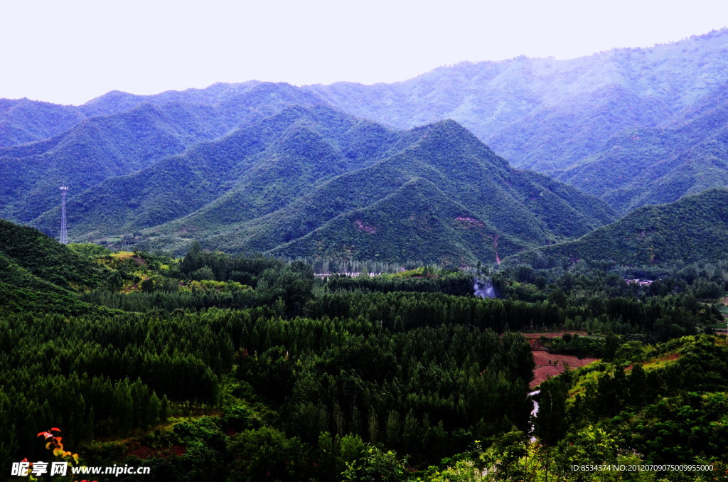 山下的红土地