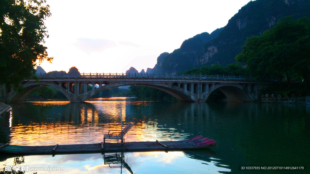 湖心日落美景