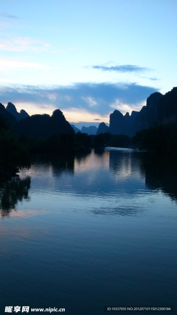 黄昏湖景