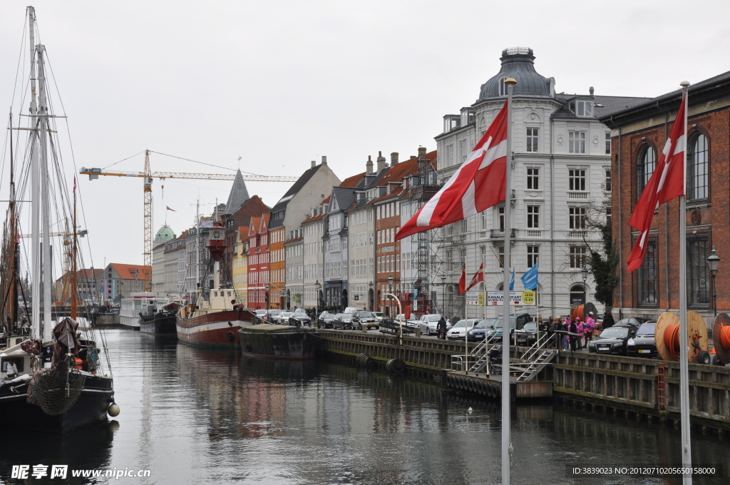 Copenhagen 哥本哈根的岸边游船