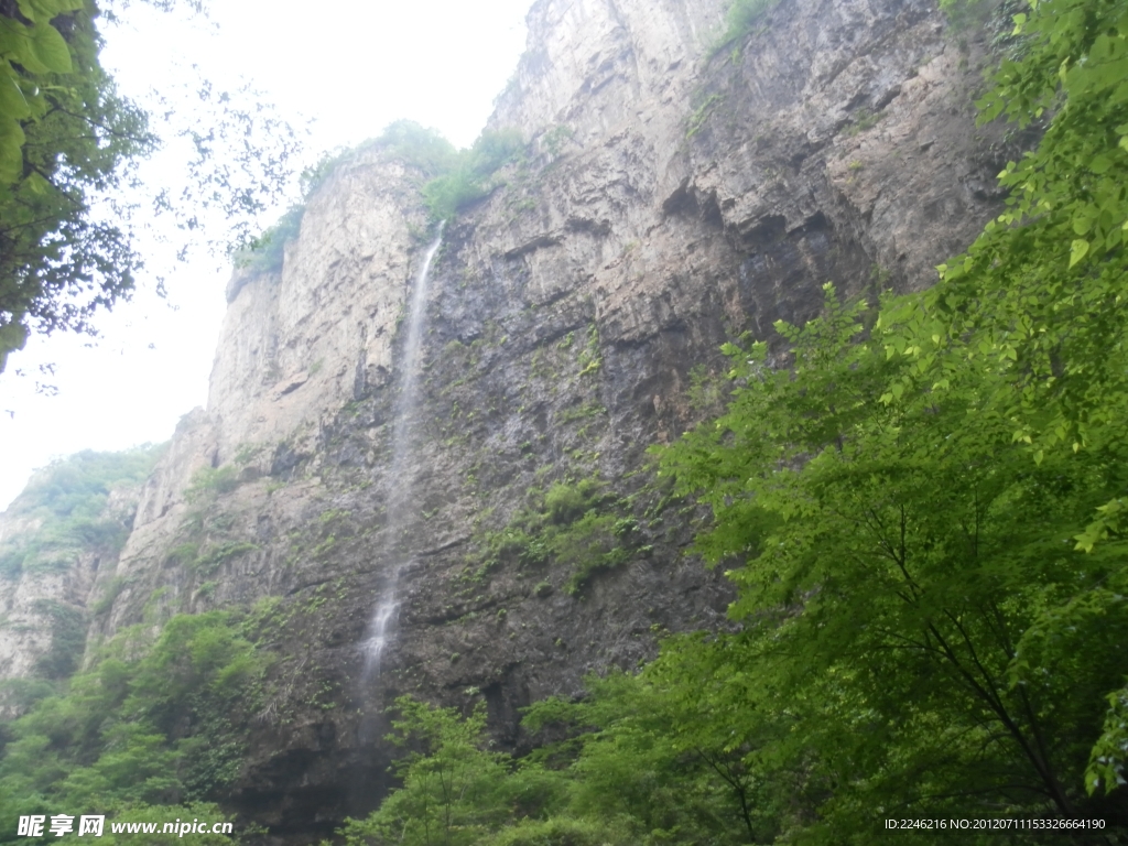 山间飞瀑（非高清）