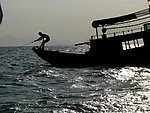 海上渔夫和船