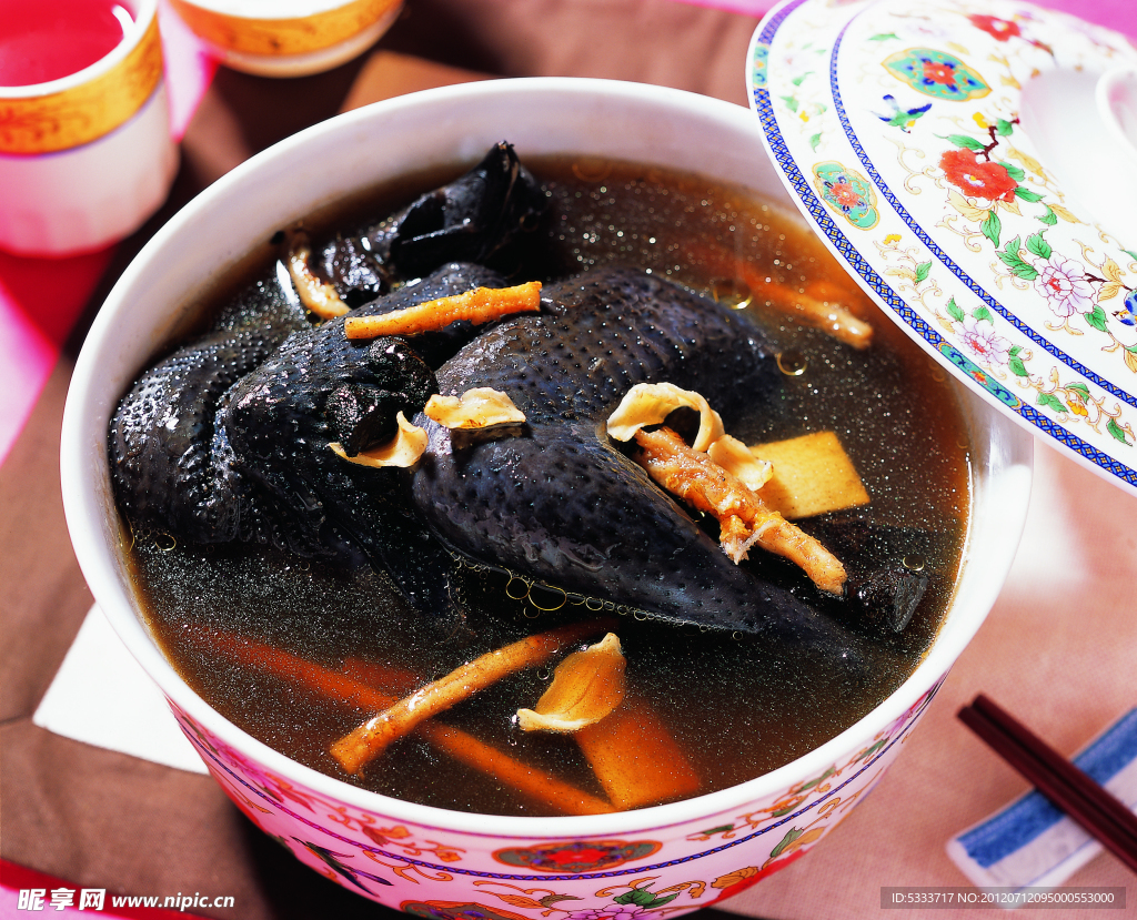 药材乌鸡汤