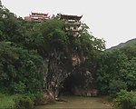 大岩石上有灵庙下为流水